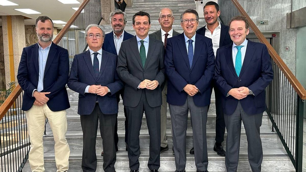 Los responsables de Córdoba Ecuestre junto al alcalde en el Ayuntamiento.
