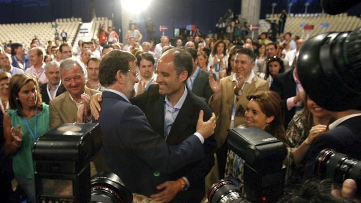 Camps saluda a Rajoy en el Congreso del PP de 2008 que no pagó hasta 2017.