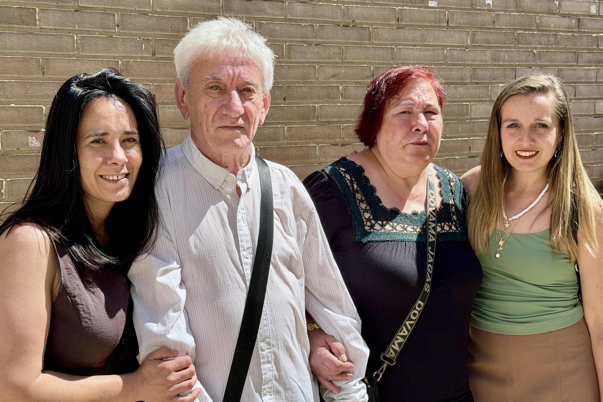 Toni Reyes, uno de los primeros pacientes operados en Can Ruti, junto a su familia