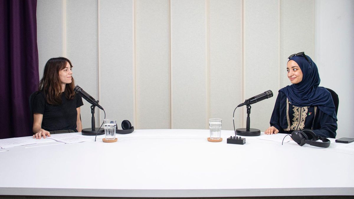 Victoria Luengo y Duha Alzaiti en los estudios de La República Independiente de la Radio.