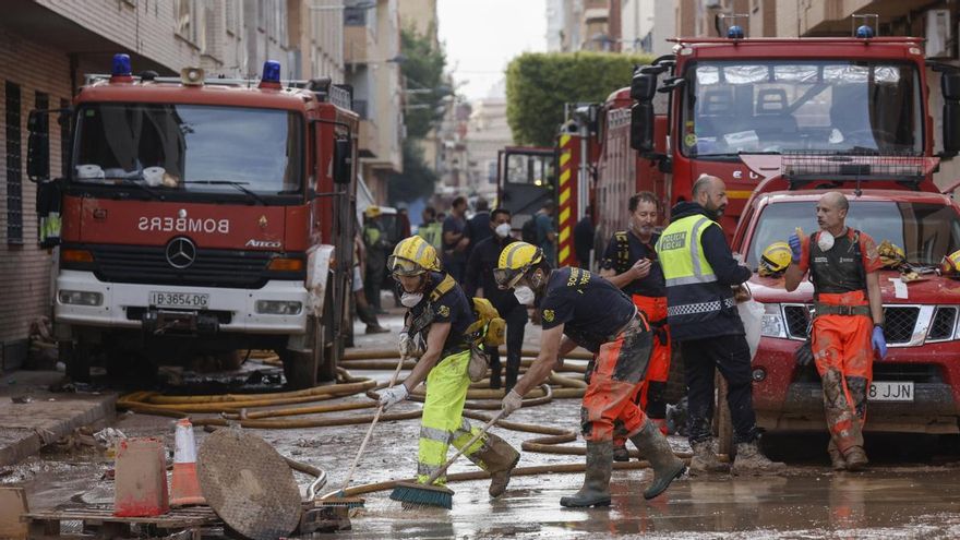 Un grupo de Bomberos trabaja en labores de limpieza en el municipio valenciano de Sedaví este martes, tras el paso de la Dana.