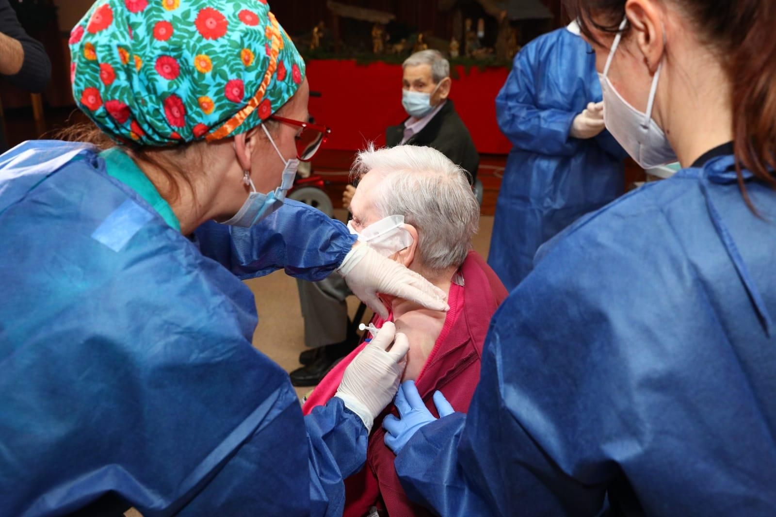 Carmen García, la tercera vacunada