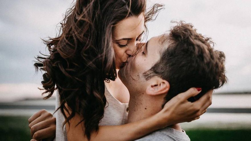 "Chapar", "tirar los perros", "lovebombing": de dónde viene el lenguaje del amor