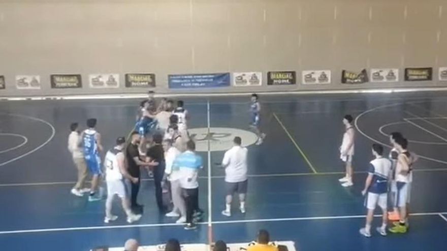 El padre del jugador que agredió a un árbitro en Fuerteventura justifica a su hijo y calienta el próximo partido