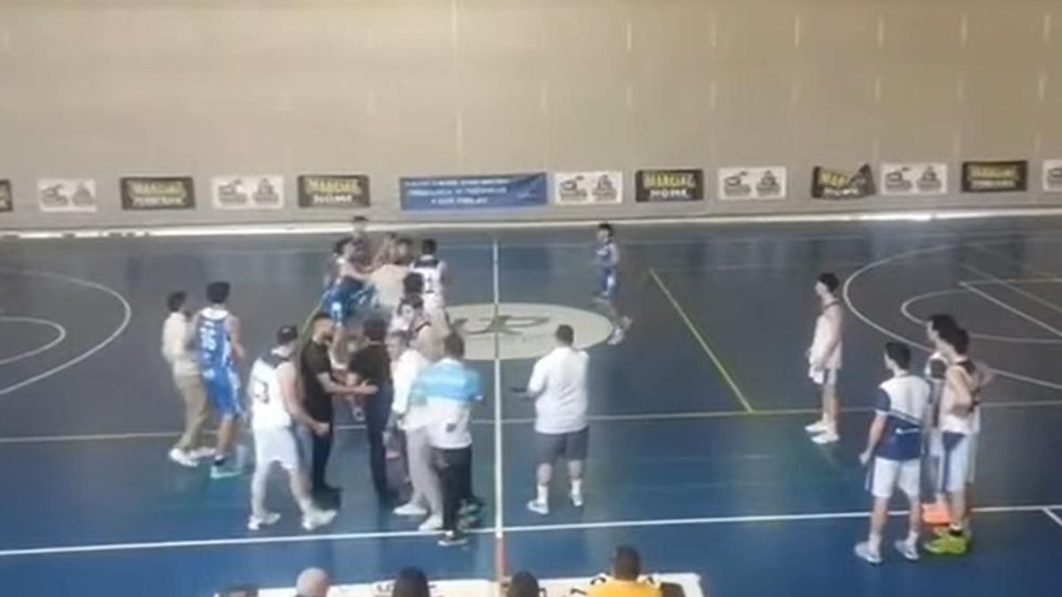 El padre del jugador que agredió a un árbitro en Fuerteventura justifica a su hijo y calienta el próximo partido