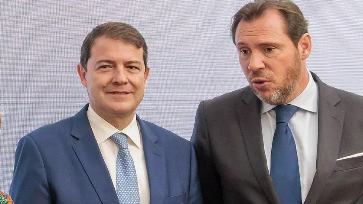 El presidente de la Junta de Castilla y León, Alfonso Fernández Mañueco, junto al ministro de Transportes, Óscar Puente, en una foto de archivo.