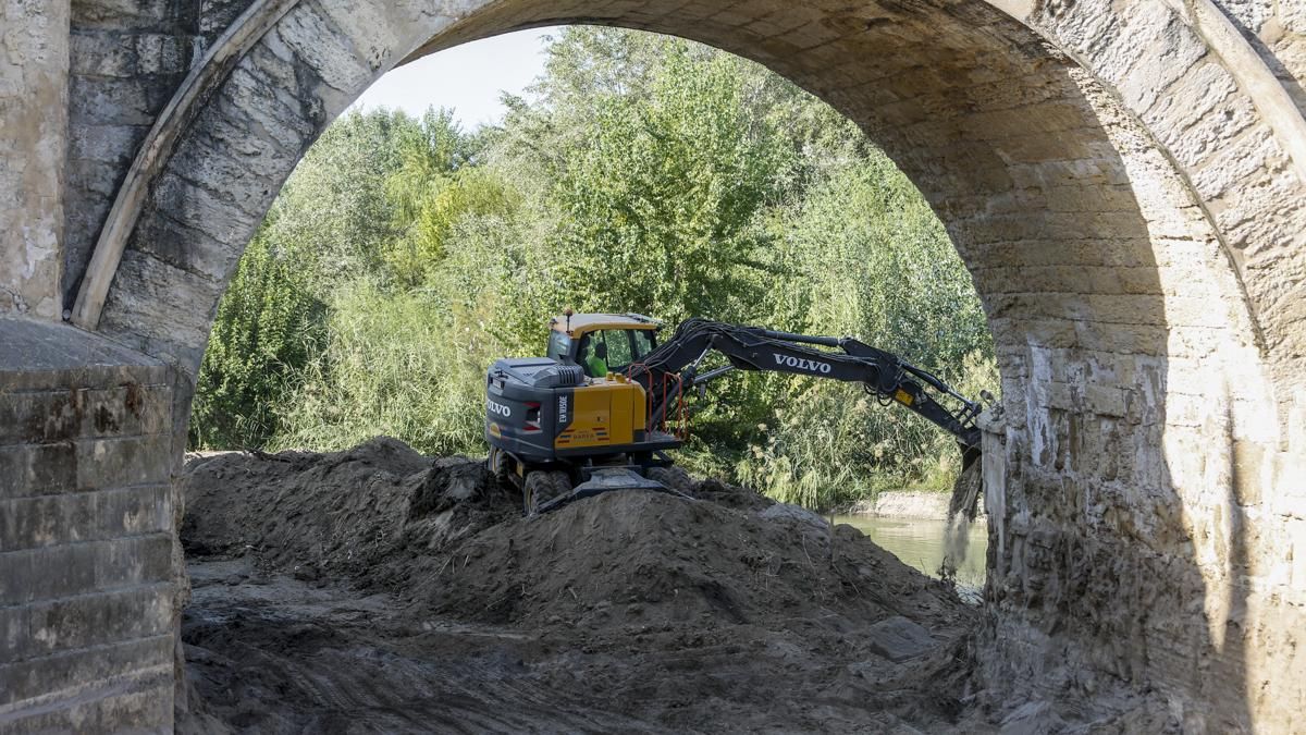 Obras bajo el puente romano