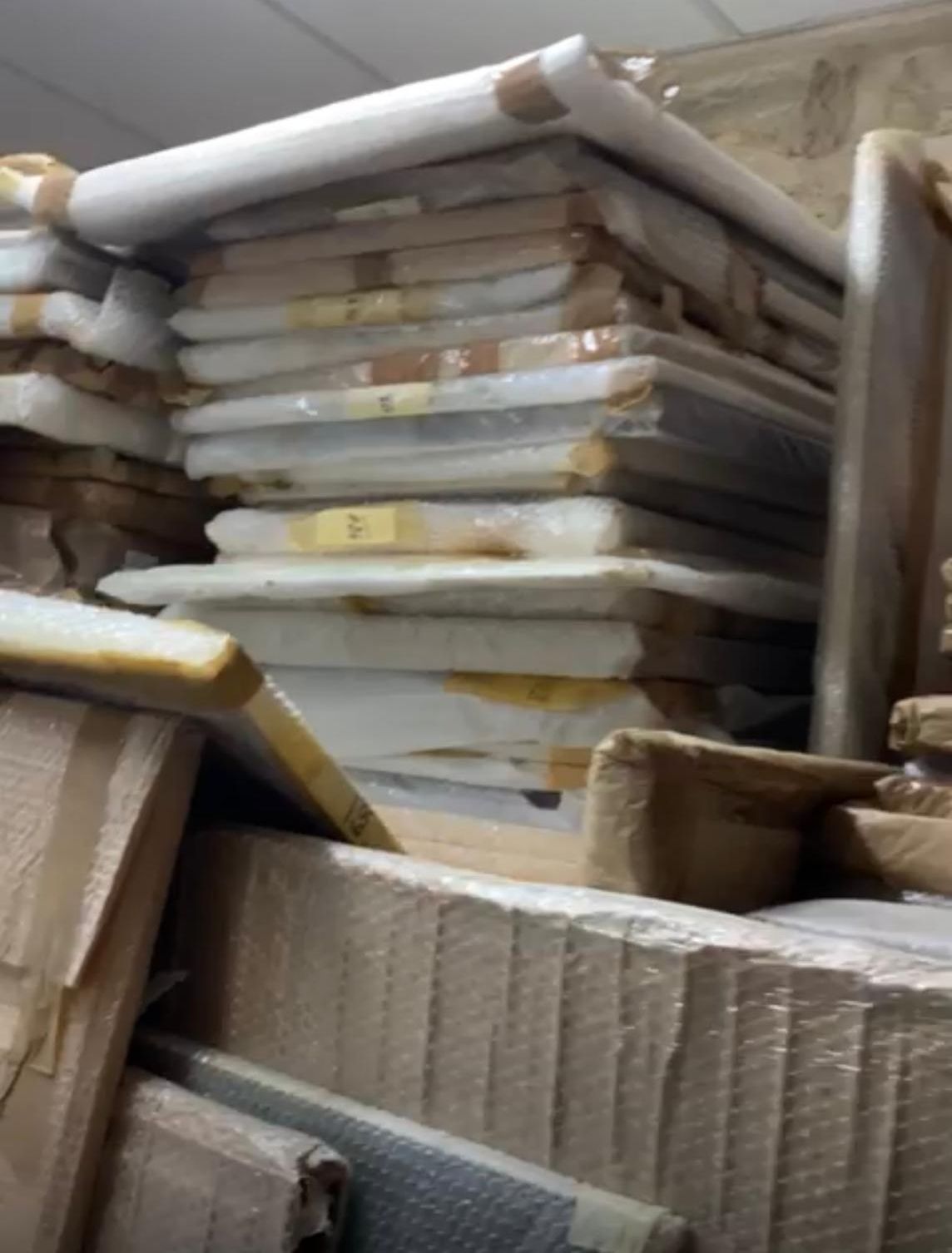 Detalle de algunos de los grabados donados a Fuendetodos, apilados o en posición vertical.