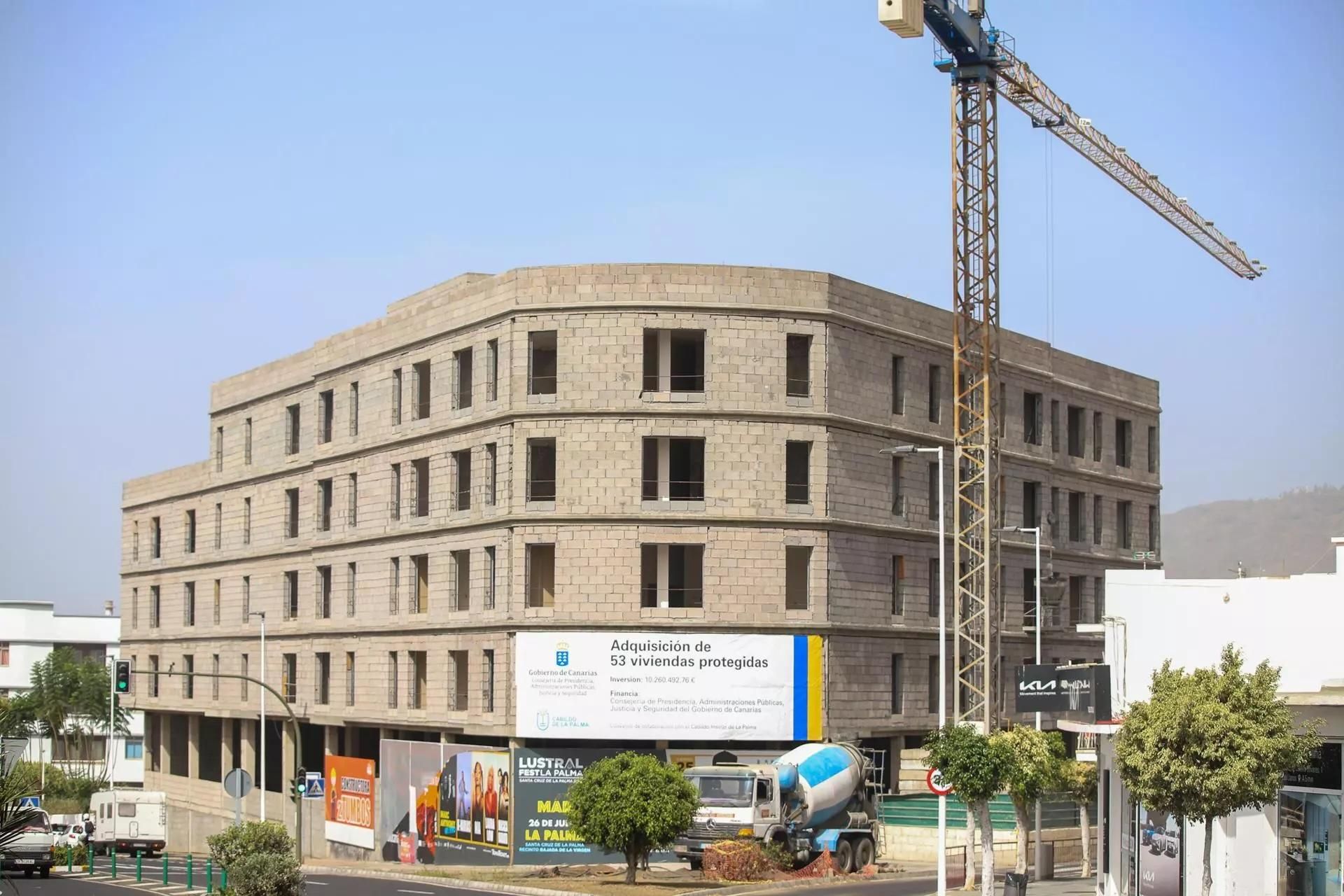 Imagen de archivo un edificio de viviendas  en construcción en Los Llanos de Aridane.