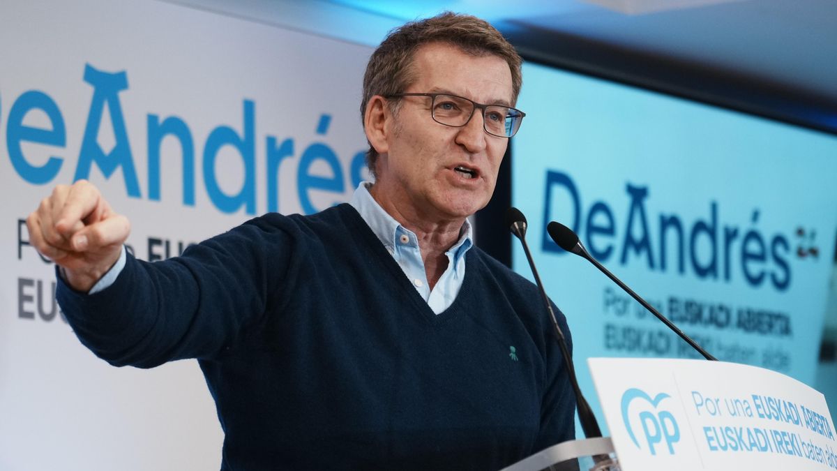 El presidente del PP, Alberto Núñez Feijóo, interviene durante la presentación oficial de Javier de Andrés como candidato a Lehendakari, en el Palacio Euskalduna, a 2 de marzo de 2024, en Bilbao, Vizcaya, País Vasco (España).