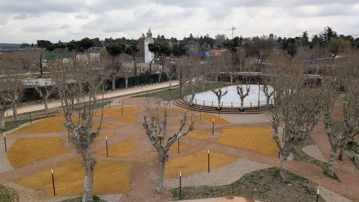 Parte de los jardines de la Playa de Madrid, el faro y la pista de patinaje