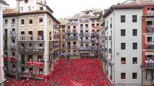 La plaza Consistorial de Pamplona instantes después del chupinazo.