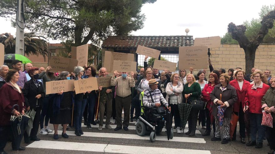 Un pueblo de Toledo de 500 habitantes protesta contra el cierre de su residencia de mayores: "Es nuestra casa"