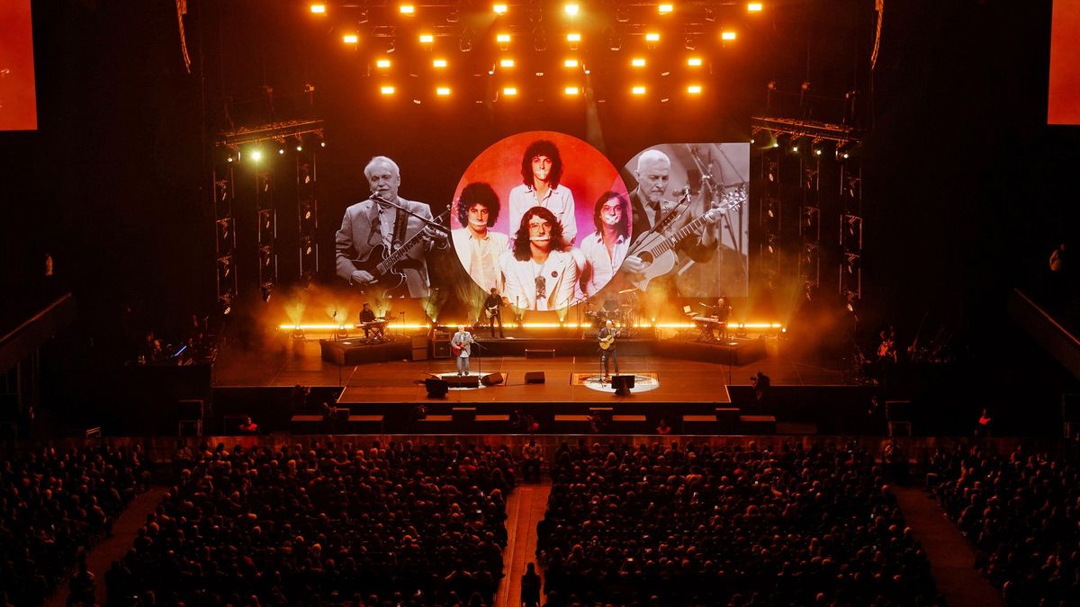 Los Serú en tiempos de Alicia en el país... en pantalla, ahora con Lebón y Aznar en el escenario.