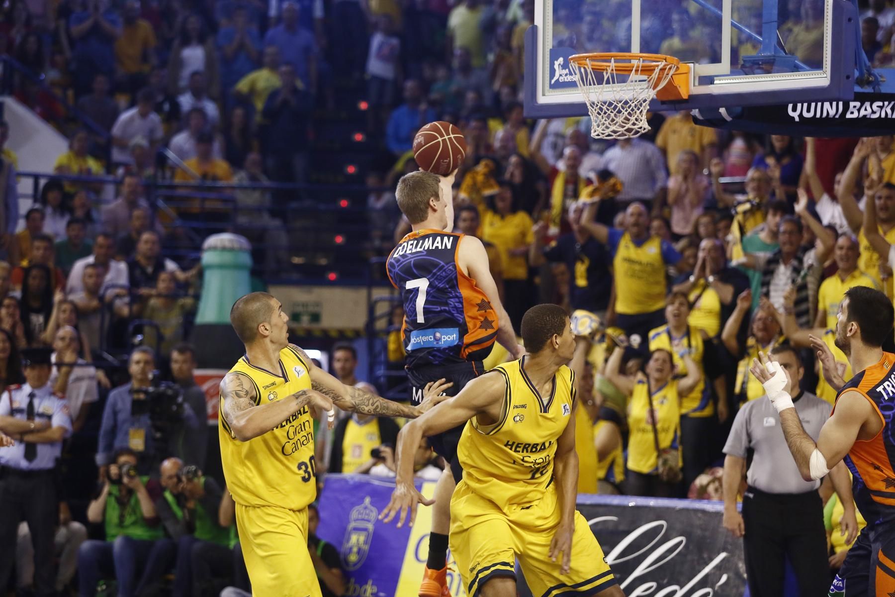 Doellman supera a Tavares y Martín. ACB Photo/M. Henríquez