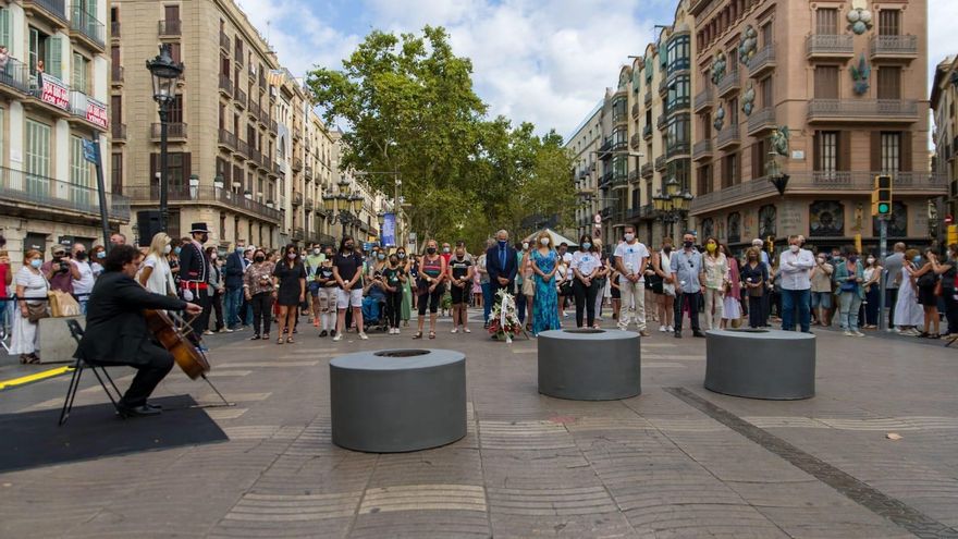 Aragonès, Colau, Batet y Raquel Sánchez recuerdan el atentado del 17A junto a víctimas y familiares en La Rambla de Barcelona