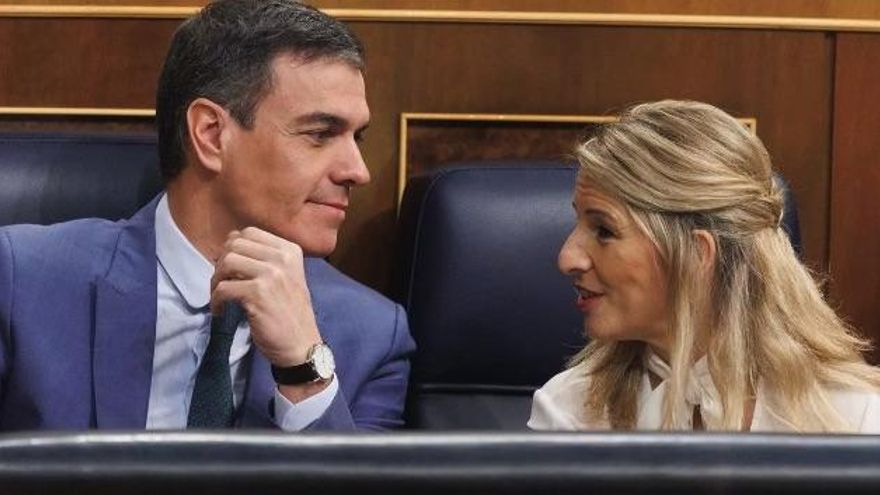 El presidente del gobierno, Pedro Sánchez, y la vicepresidenta Yolanda Díaz, candidatos del PSOE y Sumar en las elecciones generales de mañana.