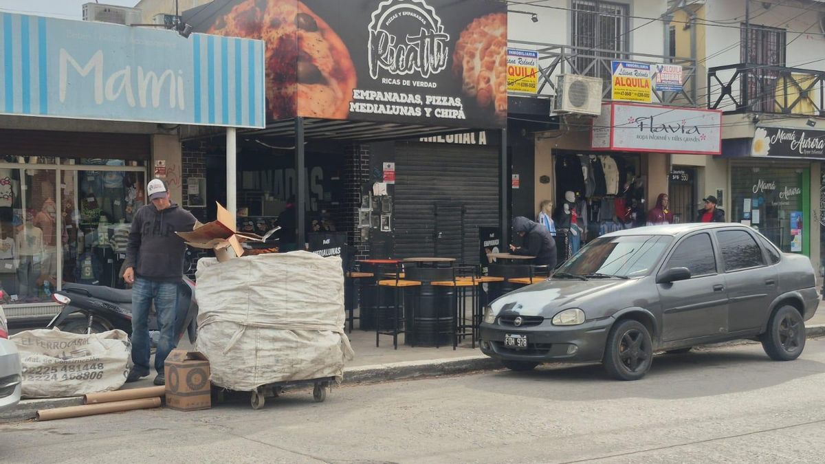 Un cartonero y un local nuevo de empanadas y medialunas en el centro de Guernica.