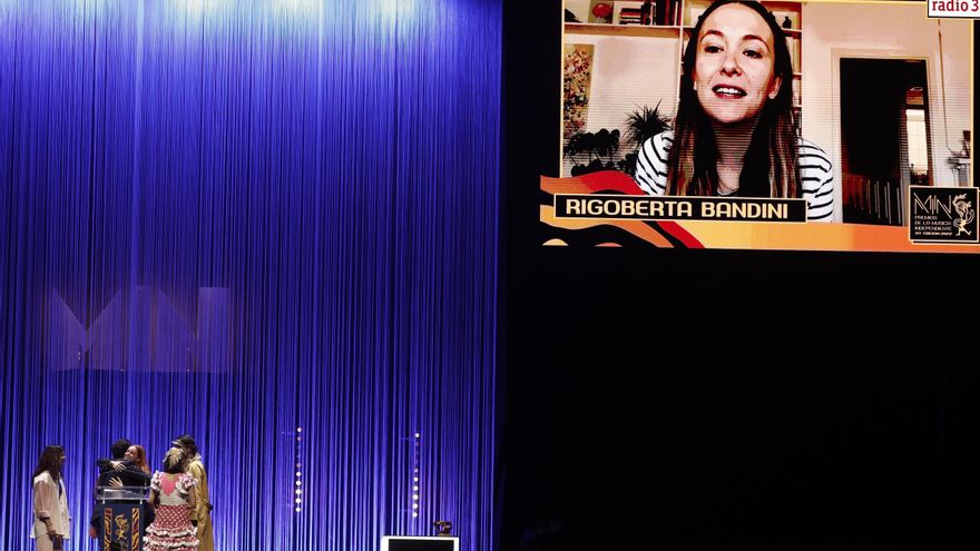 La artista Rigoberta Bandini (en la pantalla) agradece tras recibir el galardón de "Mejor Canción del Año" durante la XIV edición de la gala de los Premios MIN de la música independiente, celebrada este miércoles en el pabellón Navarra Arena de Pamplona