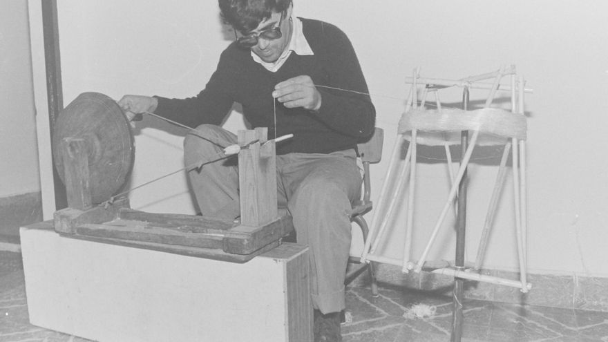 Llenando cañuelas por medio de una redina.