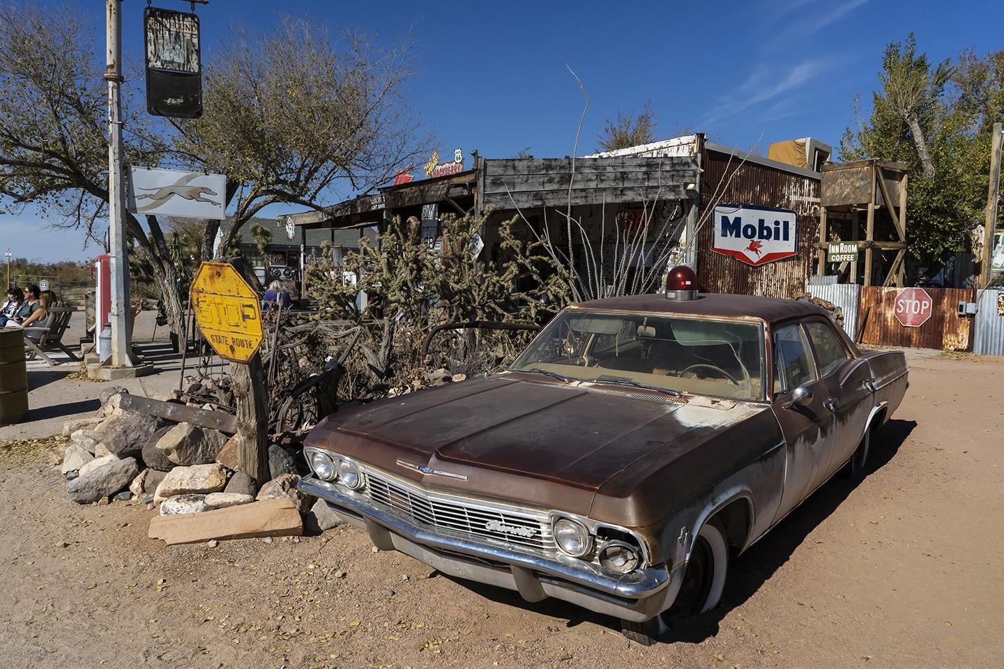 Antiguo coche de policía que preside la entrada de una pequeña tienda de regalos en Hackberry (Arizona), en la Ruta 66. | JOAQUÍN GÓMEZ SASTRE