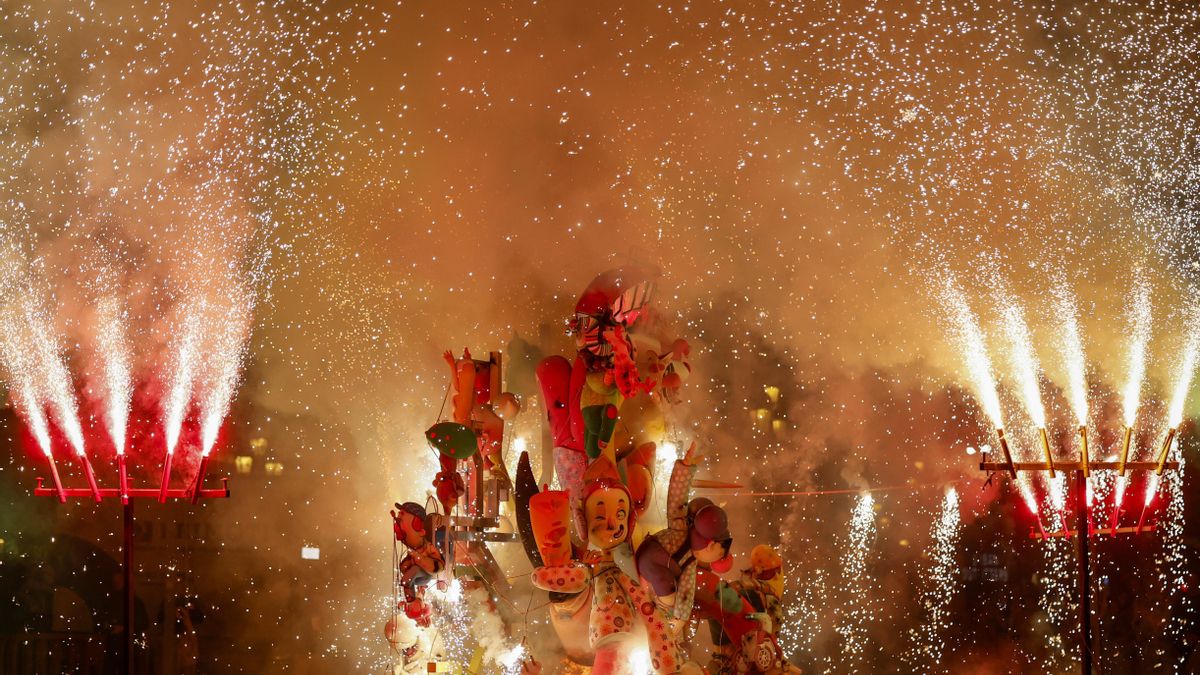 Las Fallas no nacieron como monumentos: empezaron con muebles viejos y restos de carpintería