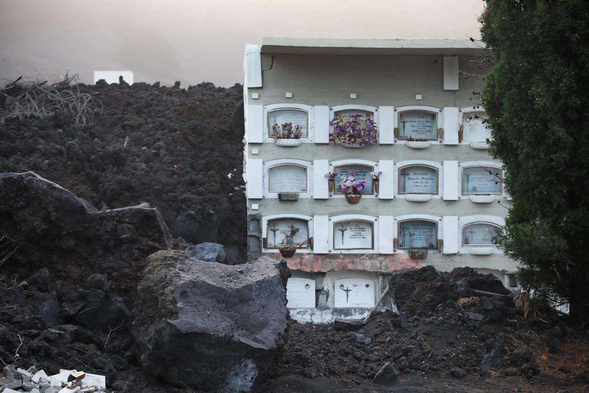 El Ayuntamiento de Los Llanos de Aridane ha comenzado las obras de la segunda fase de la reconstrucción del Cementerio de Nuestra Señora de Los Ángeles, en el barrio de Las Manchas, que fue sepultado parcialmente por las coladas del volcán Tajogaite.