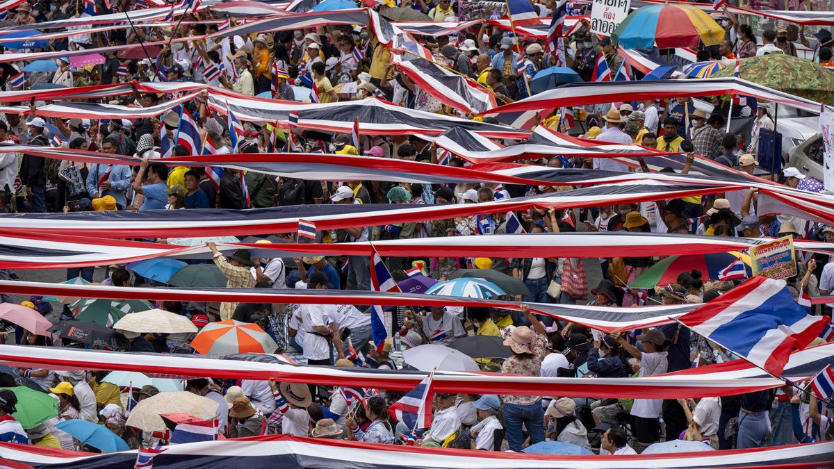 Protesta para exigir la renuncia de Paetongtarn Shinawatra por la llamada filtrada con el exlíder de Camboya