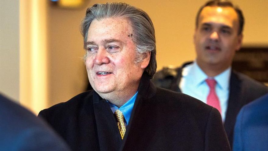 Bannon dice que Trump tendrá "muy difícil" la reelección si no construye el muro