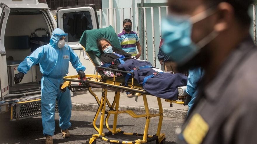 Paramédicos trasladan a un mujer con síntomas de coronavirus al hospital general San Juan de Dios en Ciudad de Guatemala. Guatemala.