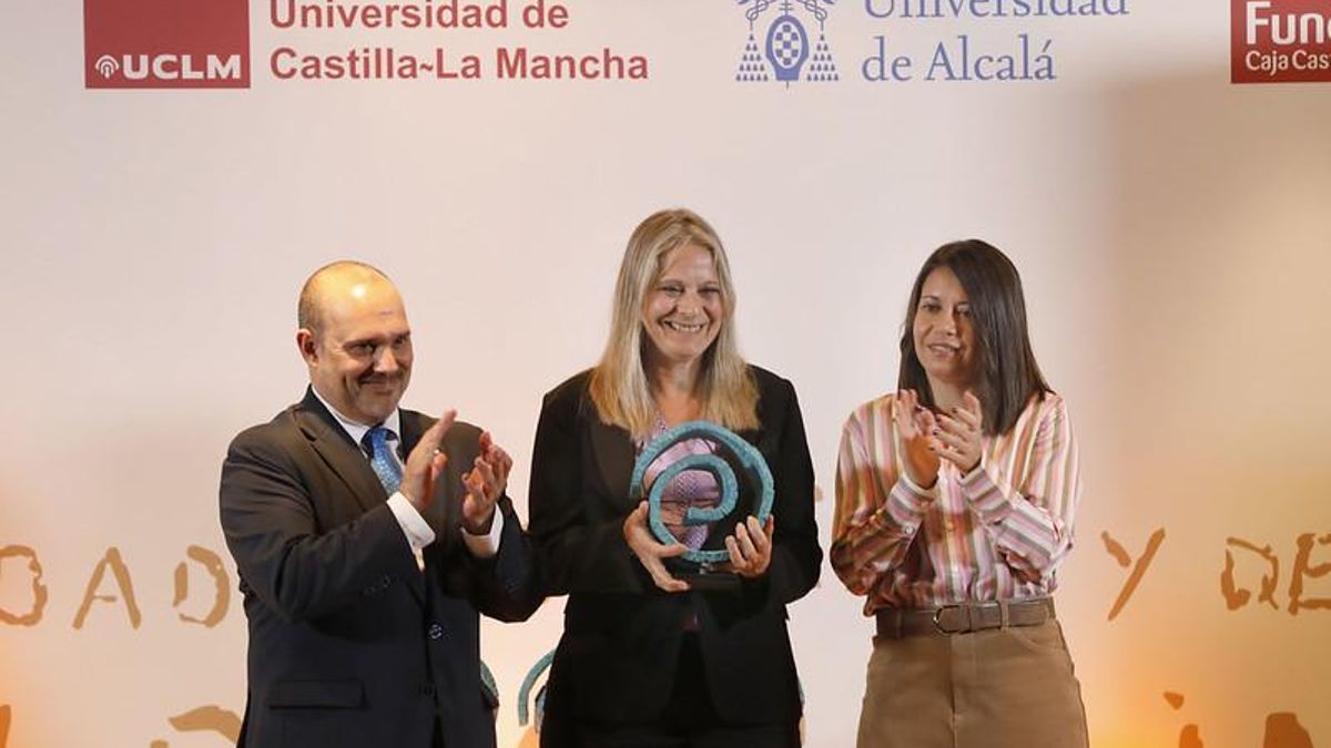 Raquel Martí, directora ejecutiva de UNRWA España, recoge el Premio Diké de las Cortes de Castilla-La Mancha por su defensa de los derechos humanos
