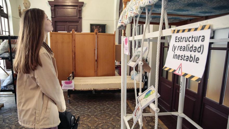 Elementos de reposo tan inestables como la realidad en la exposición de Caritas sobre las personas sin hogar.