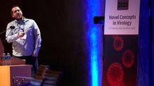 El investigador Jason McLellan (Premio Joven Investigador Virología 2019), interviene este miércoles en Barcelona en el Congreso Virus 2020, en el que participan más de 200 virólogos de todo el mundo, donde abordan los avances para conseguir una vacuna universal contra la gripe, coincidiendo con la epidemia del nuevo coronavirus de Wuhan (China) que ha hecho saltar las alarmas sanitarias en todo el mundo.