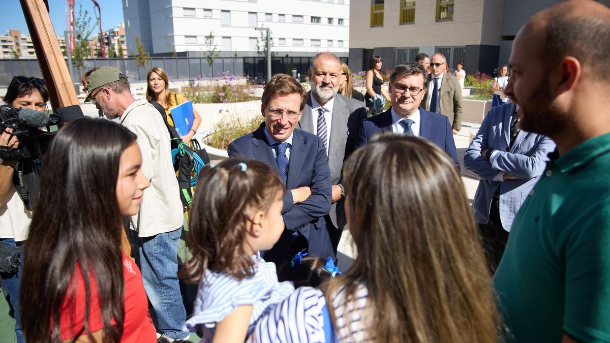 El alcalde de Madrid, José Luis Martínez-Almeida, interviene durante la entrega de las llaves de 82 viviendas destinadas a alquiler asequible