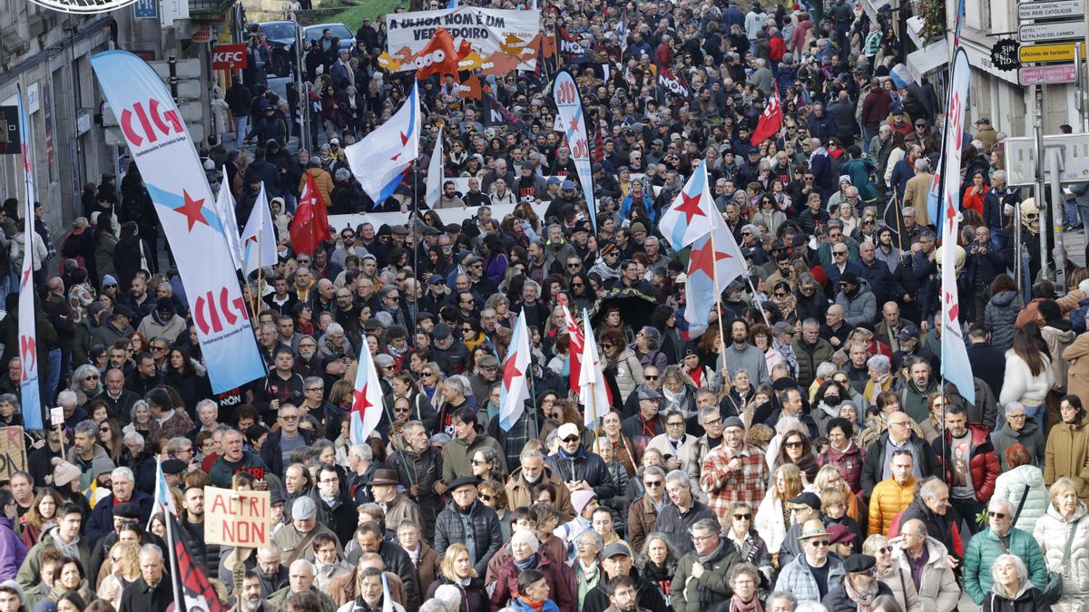 Miles de personas en una manifestación contra la instalación en Palas de Rei (Lugo) de una macroplanta celulosa de Altri, en Santiago