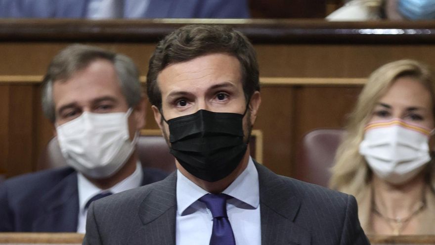 El líder del PP, Pablo Casado, interviene en una sesión de control al Gobierno en el Congreso de los Diputados, a 20 de octubre de 2021, en Madrid, (España).
