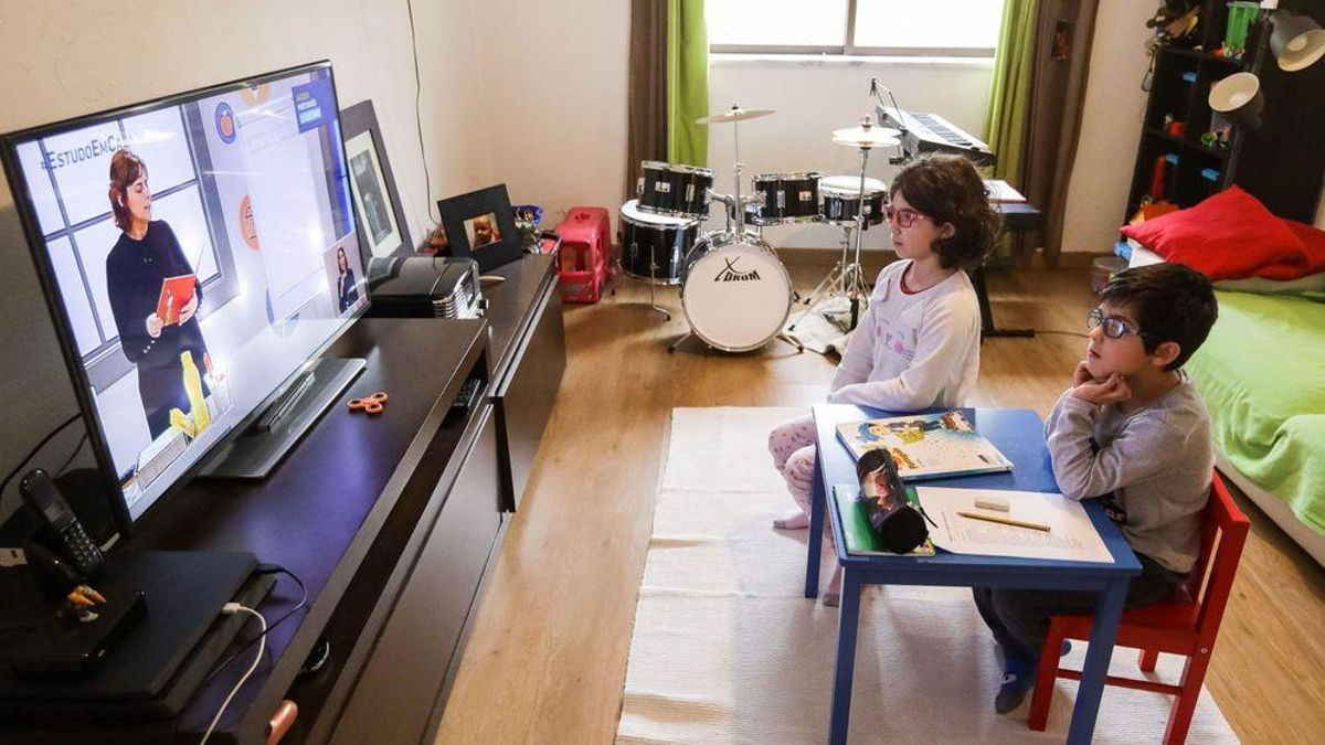 Dos niños frente a la televisión.