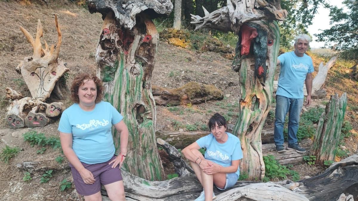De izquierda a derecha, Chelo Vecín Gómez, Ana y José Manuel González Busto, vicepresidenta, secretaria y presidente de Argallando Asociación Sociocultural y de Desarrollo Rural Villasinde, respectivamente.