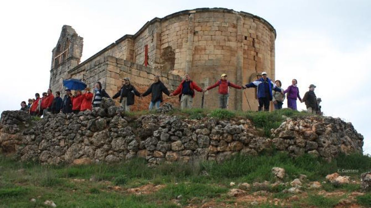 La 'Marcha de las Flores' rodea la iglesia, en una imagen de archivo