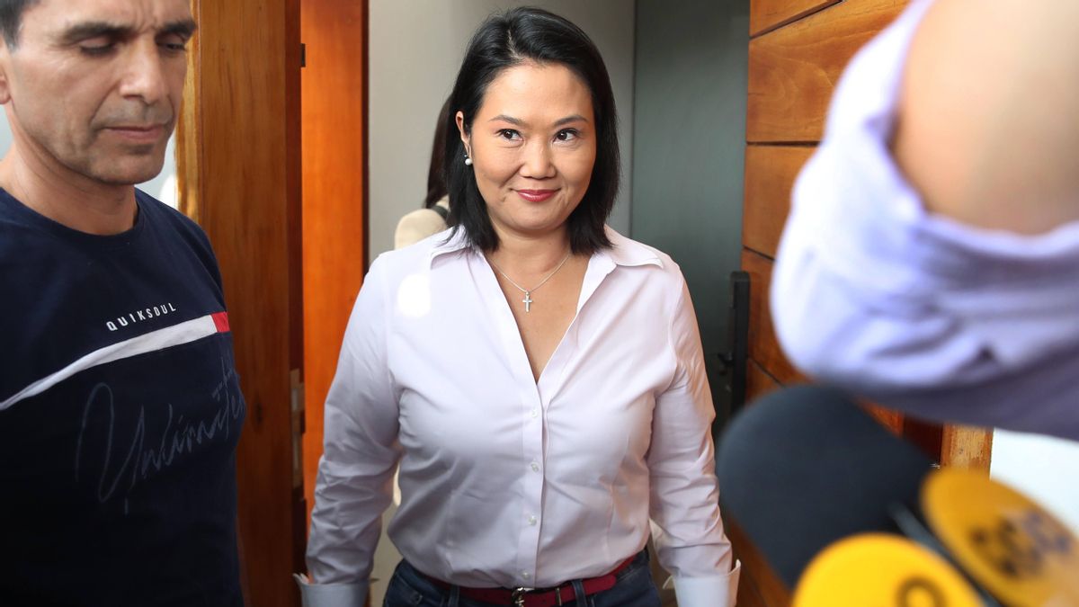 La candidata derechista a la Presidencia de Perú, Keiko Fujimori (c), fue captada el pasado 11 de junio, a su llegada a una conferencia de prensa, en Lima (Perú). EFE/Paolo Aguilar