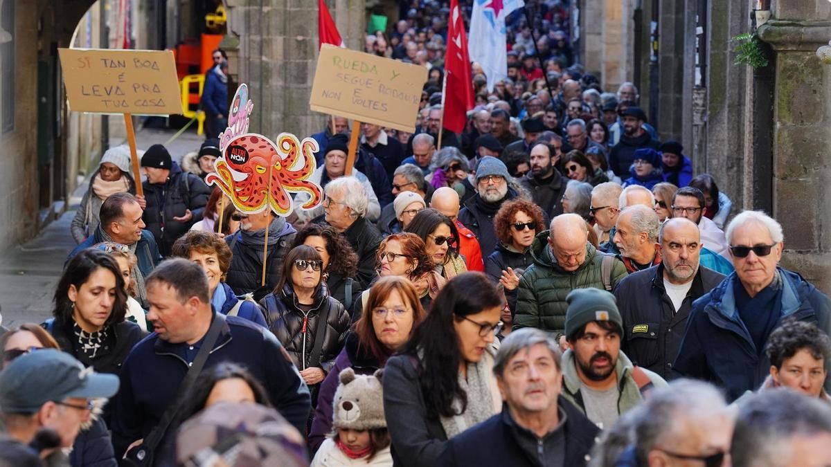 Milleiros de persoas diríxense cara a Praza do Obradoiro na última gran protesta contra Altri