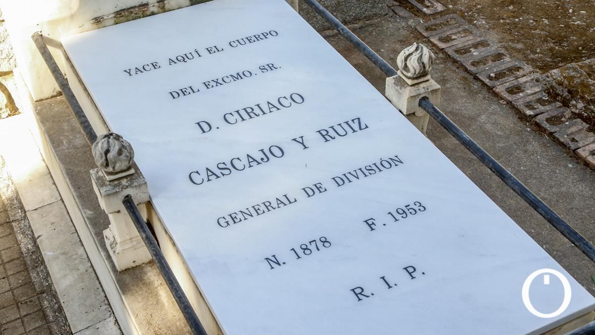 Nueva lápida del general Cascajo en el cementerio de la Salud