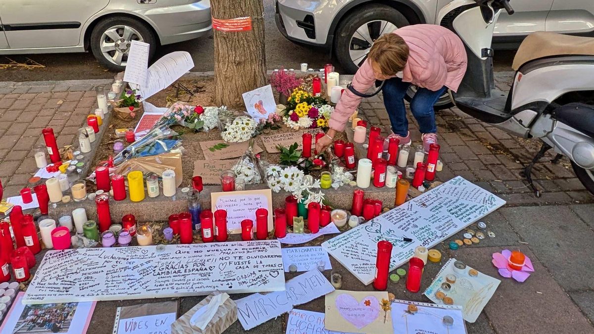 En la casa de Maricarmen arrancaron la placa sobre su desahucio, pero en su lugar han surgido decenas de flores
