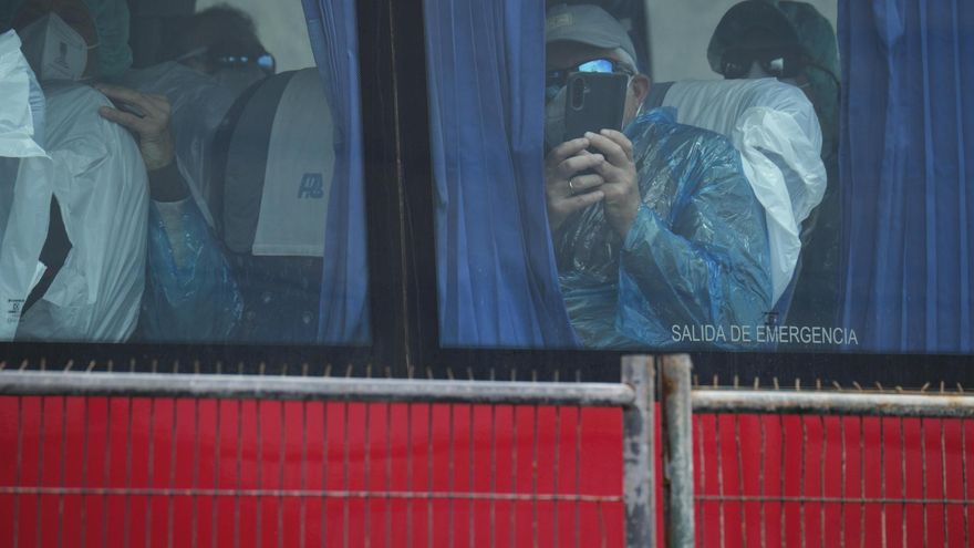 Uno de los pasajeros del crucero, en un autobús camino del aeropuerto de Tenerife Sur antes de su repatriación.
