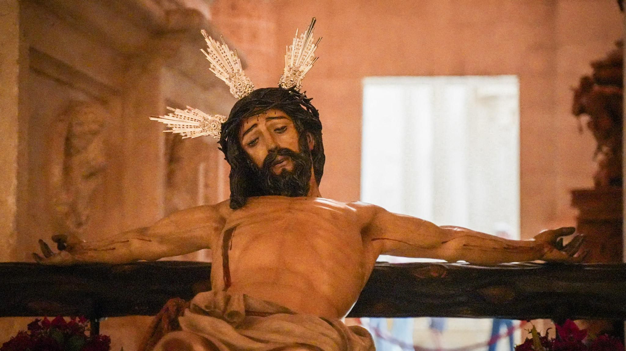 Turistas visitan la Mezquita-Catedral, donde se exponen los pasos que participaron en el Vía Crucis Magno.