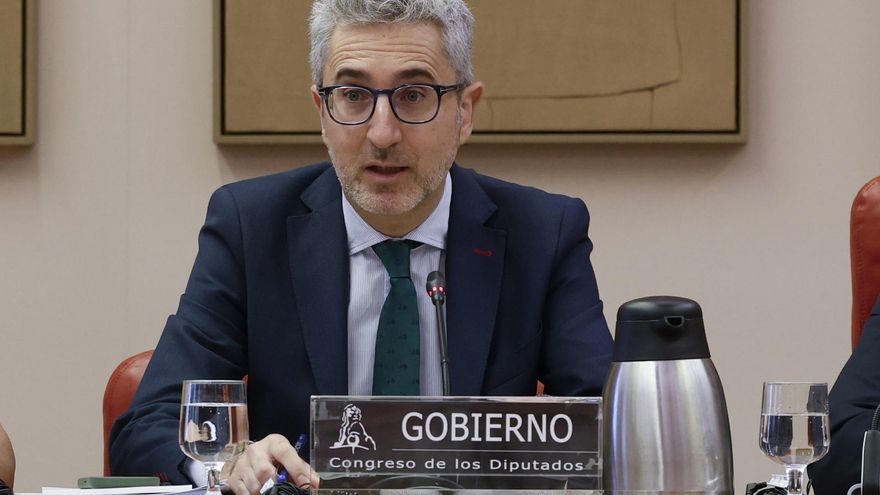 El ministro de Hacienda, Arcadi España comparece en la comisión de Hacienda y Función Pública este jueves en el Congreso. EFE/JJ Guillén