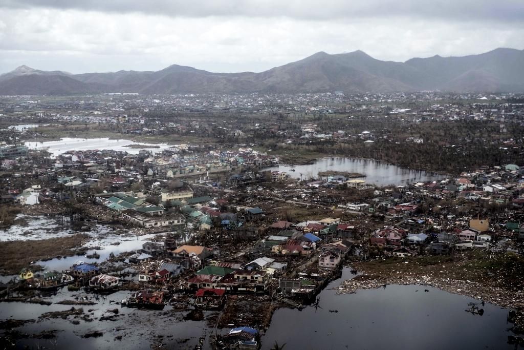 Ciudad de Tacloban, isla de Leyte. El 8 de noviembre, el tifón Haiyan tocó tierra en Filipinas dejando un reguero de destrucción a su paso. Una de las zonas más afectadas fue la ciudad de Tacloban, en la isla de Leyte. Las zonas más próximas a la costa quedaron devastadas. © Yann Libessart/MSF