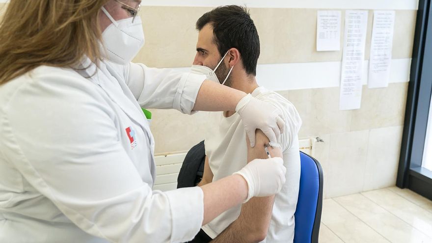 Javier Campo, profesor en un colegio de Santander, se vacuna contra la COVID-19.