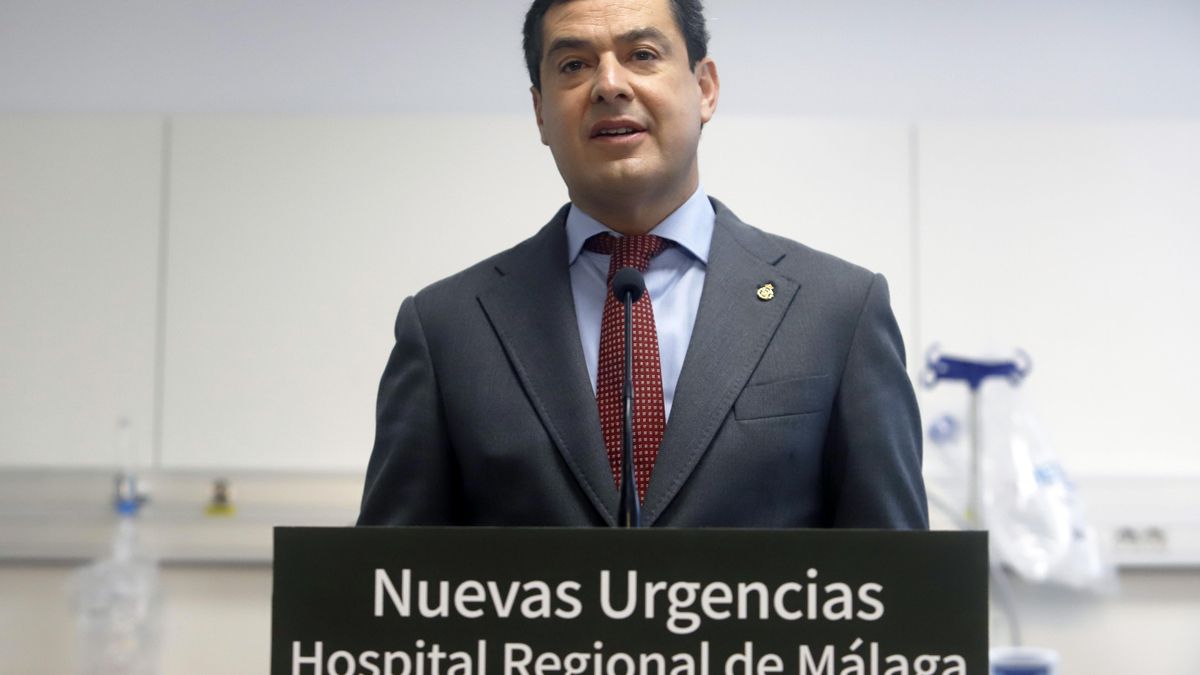 El presidente de la Junta de Andalucía, Juanma Moreno (c); inaugura la nueva planta de urgencias del Hospital Regional Carlos Haya y visita las obras de la UCI y la nueva zona de vacunación. (Foto de archivo).