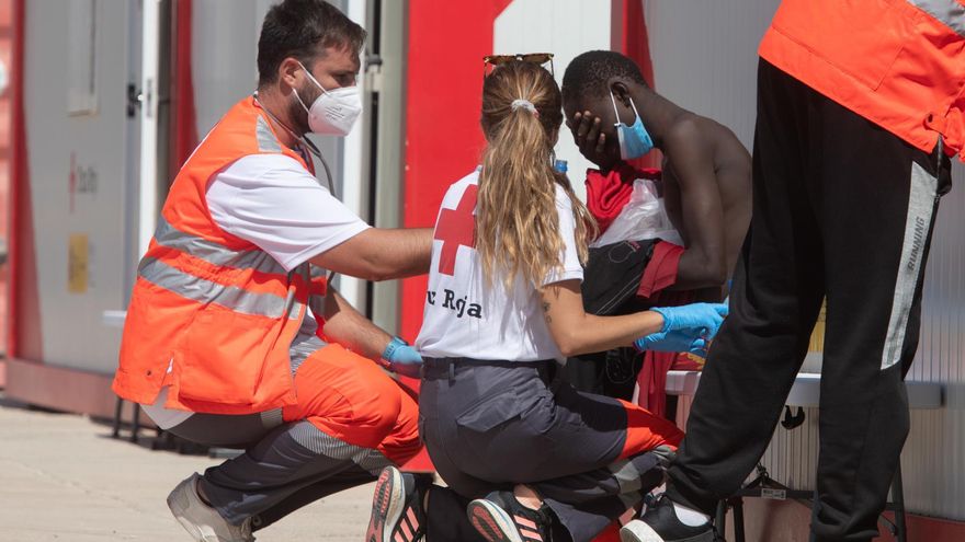 Cruz Roja atiende a los 55 migrantes rescatados cerca de Fuerteventura